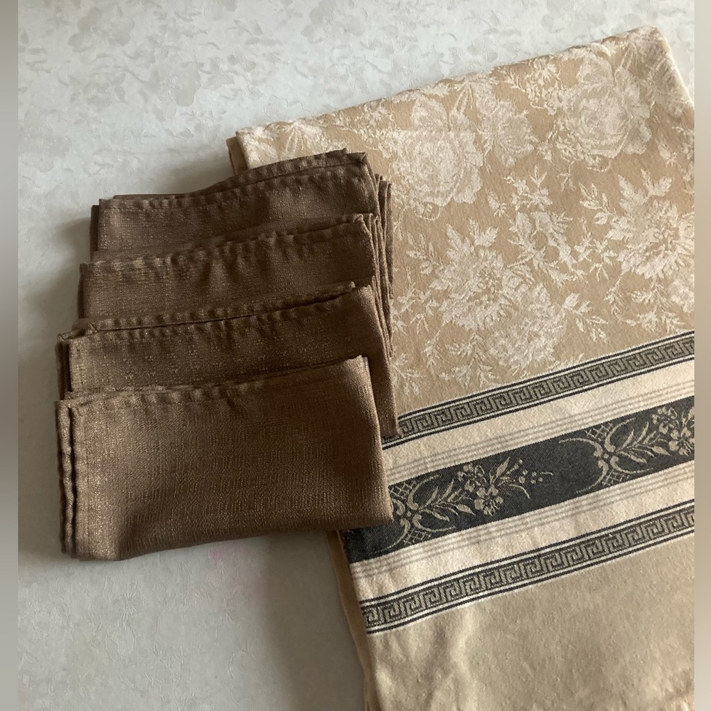 Waverly Garden Room tablecloth + 4 poly weave napkins